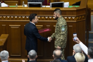 Зеленский после выступления в Раде наградил ветеранов войны на Донбассе