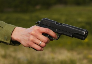 В Кривом Роге родители купили школьникам пистолет Макарова
