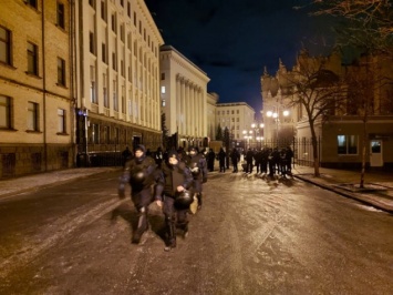 В Киеве из-за акции протеста "Защити Украину - останови переворот" перекрыли правительственный квартал (фото, видео)