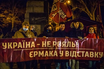 Украина - не рояль: возле памятника Кобзарю собирали подписи за отставку Ермака