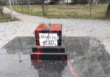 На Таирова облили краской постамент памятника маршалу Жукову
