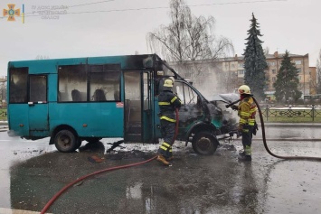 В Чернигове маршрутка с пассажирами загорелась после столкновения с троллейбусом