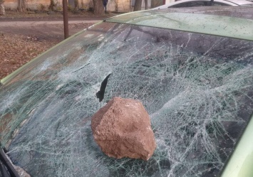 В Днепре обстреляли авто женщины и бросили камень в лобовое стекло
