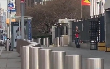 В Нью-Йорке у штаб-квартиры ООН вооруженный мужчина сдался полиции
