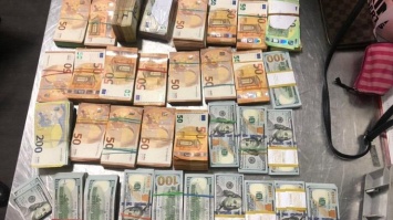 Во Львове пограничники отобрали у полячек чемодан денег и золота (фото)