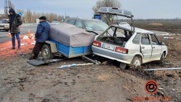 Вчера яйца, сегодня зерно: в Днепропетровской области на трассе столкнулись Kia и ВАЗ, по дороге рассыпалась кукуруза