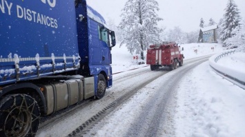 Из-за сильного ветра и снега 130 сел в двух областях Украины остались без электричества