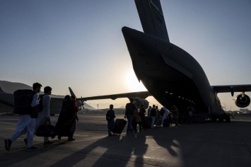 Франция эвакуировала из Афганистана более 300 афганцев и граждан стран ЕС