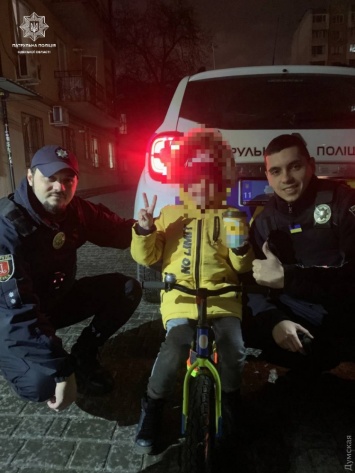 Пошел искать маму: в Одессе патрульные полицейские вернули домой семилетнего мальчика