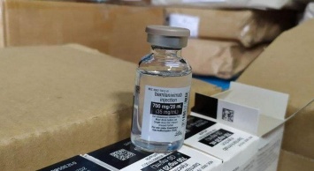 Креатив "антиваксов": в Италии мужчина пришел на вакцинацию с "силиконовой рукой"