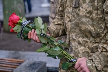 В Краматорске сотни жителей пришли проститься с военным, убитым снайпером боевиков