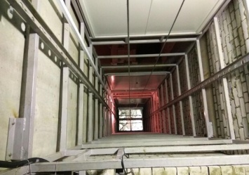 Под Харьковом в многоэтажке упала кабина лифта с ребенком
