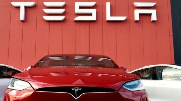 Повышает риск аварии: в электрокарах Tesla обнаружена опасная неисправность