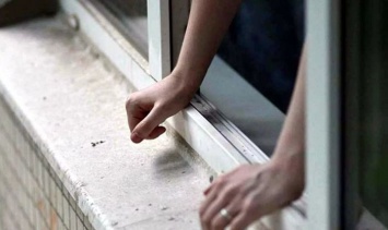 В Запорожье 16-летняя девочка спрыгнула с девятого этажа