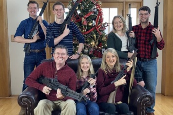 Сенатор США попал в скандал из-за фото семьи с оружием