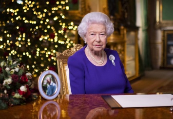 Королева Британии начала передавать власть принцу Чарльзу - СМИ