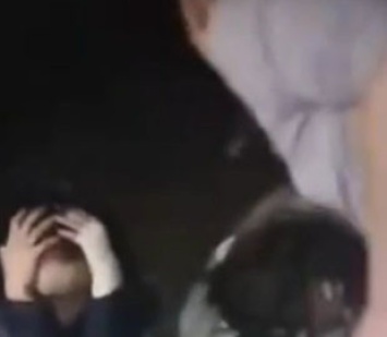 "Деньги за поцелуй": в школе Запорожья жестоко избили школьниц и записали буллинг на видео