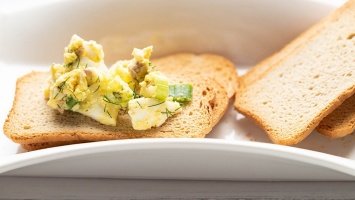 Простые новогодние рецепты: диетический салат из печени трески с зеленым луком и укропом