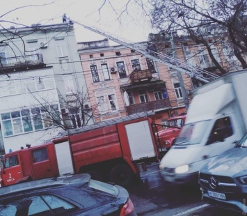В центре Одессы произошел пожар в памятнике архитектуры: горит заваленная мусором квартира