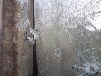 На Донбассе боевики обстреляли прифронтовой Майорск, повреждены 2 жилых дома (ФОТО)