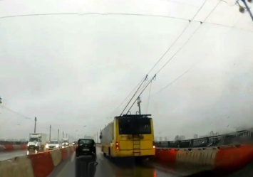 В Киеве из-за непогоды остановились троллейбусы: людям пришлось идти пешком