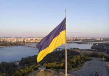 В Киеве порвалось полотно самого высокого флагштока Украины: в чем причина