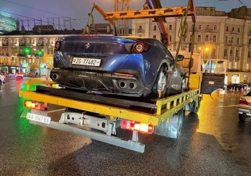 В Киеве эвакуировали Ferrari на швейцарских номерах на нарушение правил парковки