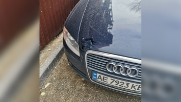В Днепре на Слобожанском проспекте труба со стройки упала на припаркованную Audi: видео момента