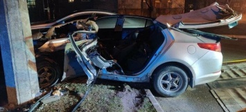 В Мариуполе ночью Mitsubishi врезался в столб. Машина вдребезги, четверо пострадавших, - ФОТО