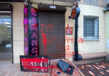 За издевательства над свиньей: в Одессе разгромили фасад тату-салона