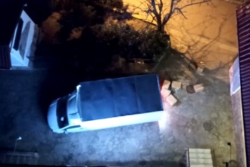 Очевидцы сняли на видео, как сотрудник Wildberries в Крыму выбрасывает посылки из грузовика