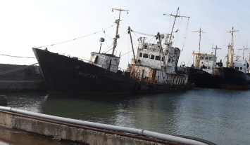 На запорожском курорте у причала тонет рыболовецкое судно - фото
