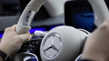 Mercedes первым в Европе начинает продажи машин с автопилотом