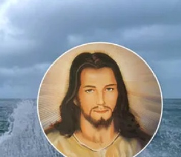 Фотограф случайно сделала снимок Иисуса Христа в волнах океана