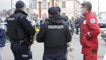 В Киеве в подделке COVID-сертификатов подозревают медика и полицейского: у них нашли 700 тыс. грн
