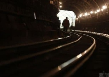 Поймали в тоннеле: на станции "Центральный рынок" 16-летний парень прыгнул на рельсы
