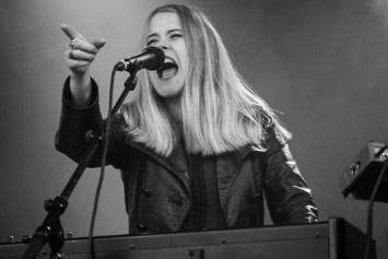 Шведская певица дала тайный концерт после обвинений в сатанизме