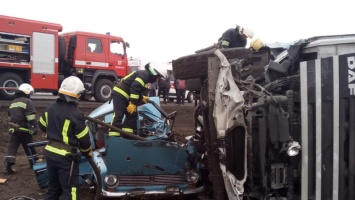 На трассе в Днепропетровской области столкнулись грузовик DAF и ВАЗ: погибло два человека