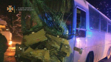 Под Львовом автобус столкнулся с грузовиком, много пострадавших