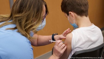 Безопасно ли делать прививку от коронавируса детям? Фактчекинг DW