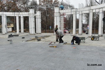 В центральном парке Запорожья укладывают оригинальную плитку - фото