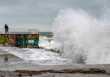 В Одессе штормит море: на пляжах заметили серфингистов