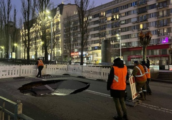 На бульваре Шевченко вчера провалился асфальт: яму уже залатали