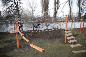 В Днепре для юных скалолазов открыли веревочный парк (фото)