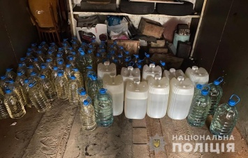 Жительница Мелитополя запаслась перед Новым годом контрафактной водкой