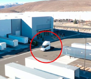 Новый электромобиль Tesla поймали во время испытательных заездов