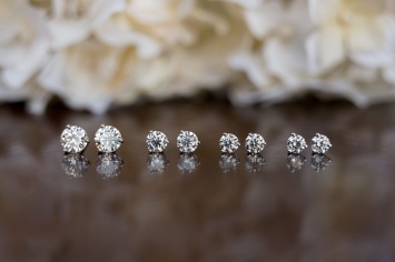 Серьги с бриллиантами: SOVA Jewels поможет с драгоценным подарком
