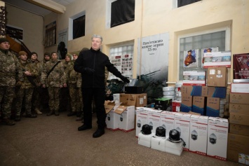 Порошенко приехал в Авдеевку и передал защитникам батальонный комплекс видеонаблюдения (политика)