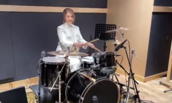 Тимошенко села за барабаны - Принимает заказы на вечеринки (ВИДЕО)