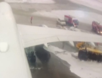 В московском аэропорту "Шереметьево" самолет столкнулся с техническим транспортом
